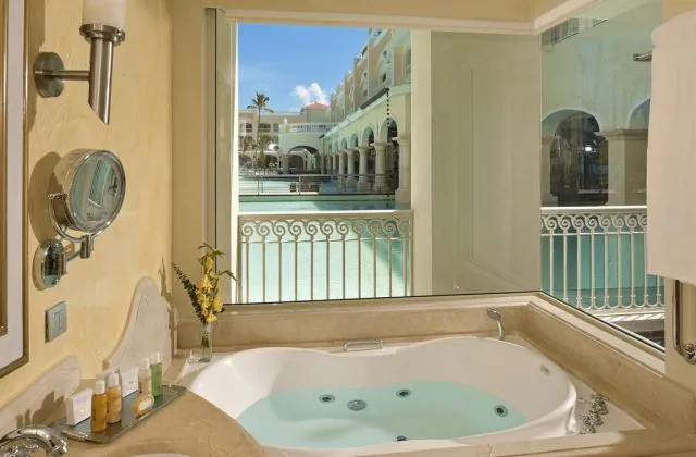 Iberostar Grande Hotel Bavaro Punta Cana suite lujo jacuzzi